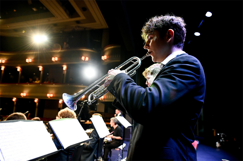 Male student performing on the trumpet in a jazz performance, with other brass performers, at the H漫画's percussion festival 2023.